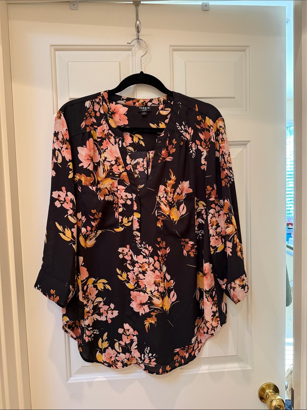 torrid HARPER Black Floral V-Neck Blouse with Pink & Gold Flowers - size 1